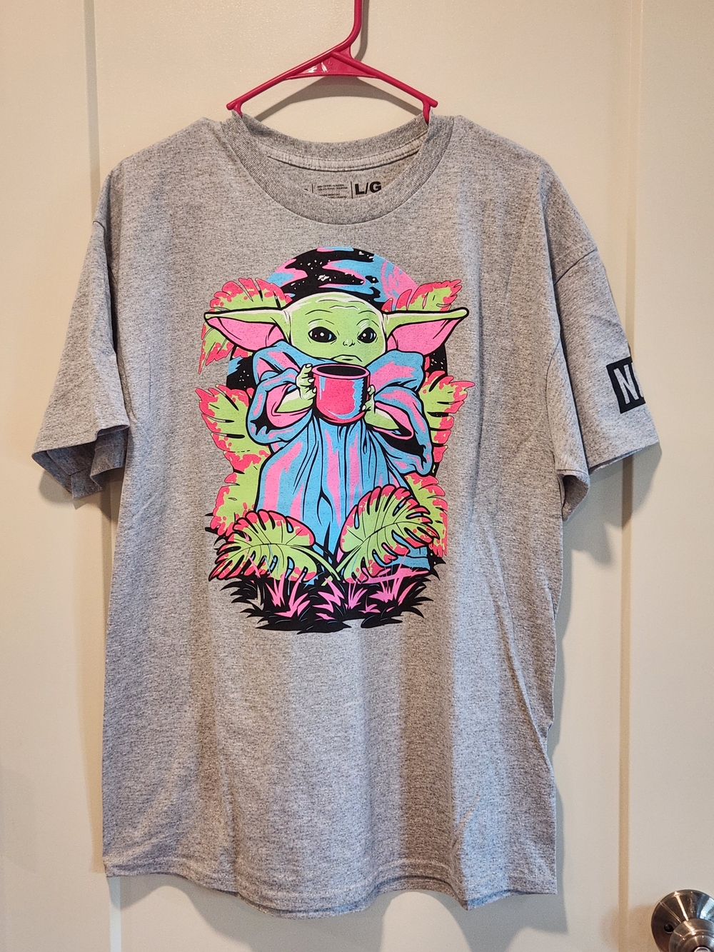 NEFF Star Wars Men's Grey Tee with Neon Baby Yoda Graphic Large L New With Tags